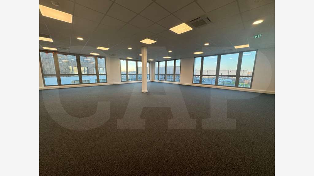 AV bureaux 283m² emplacement stratégique Pacé