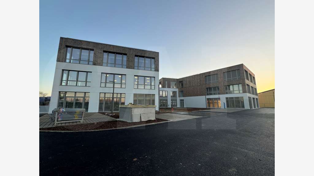 AV bureaux 283m² emplacement stratégique Pacé