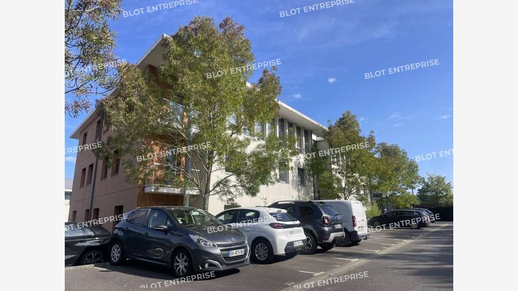 A vendre bureaux de 167m² + parkings à Pacé
