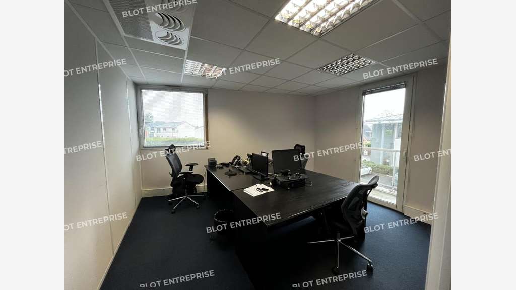 A vendre bureaux de 167m² + parkings à Pacé