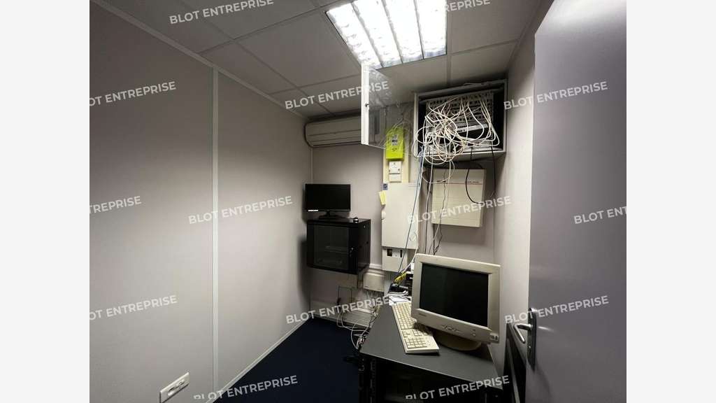 A vendre bureaux de 167m² + parkings à Pacé