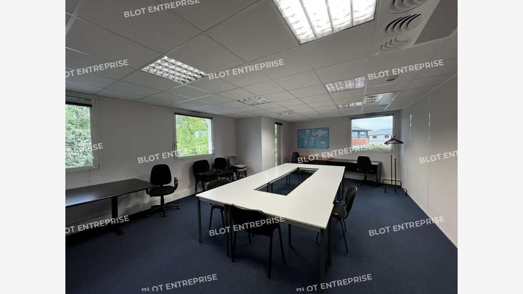 A vendre bureaux de 167m² + parkings à Pacé