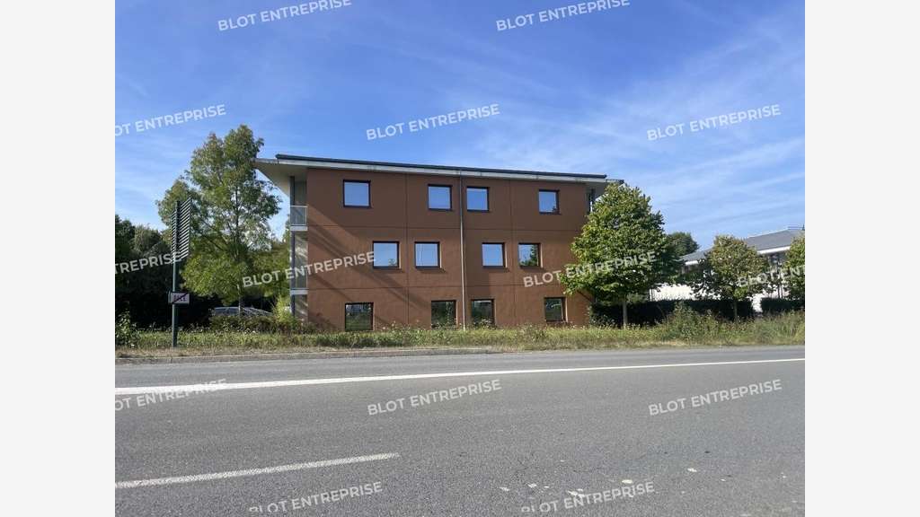 A vendre bureaux de 167m² + parkings à Pacé