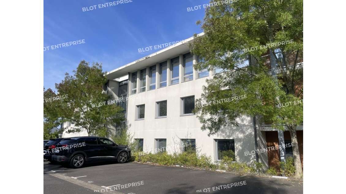 A vendre bureaux de 167m² + parkings à Pacé