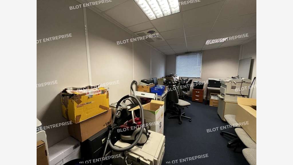 A vendre bureaux de 167m² + parkings à Pacé