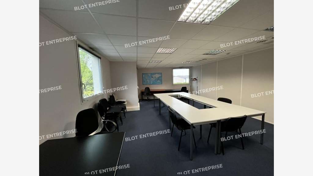 A vendre bureaux de 167m² + parkings à Pacé