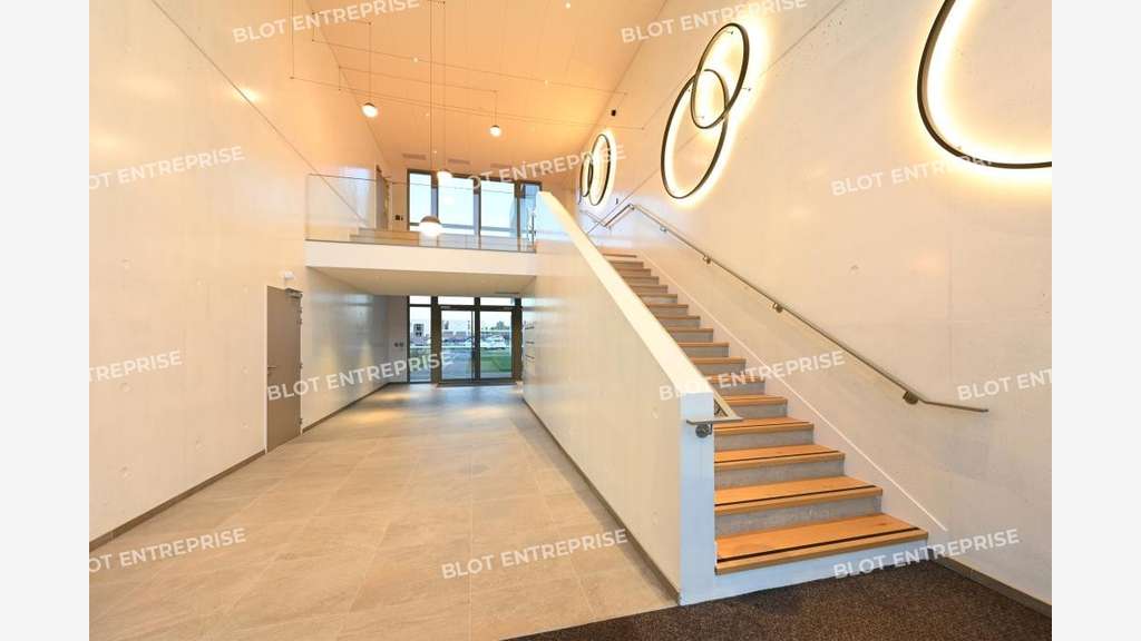 A LOUER / A VENDRE : BUREAUX neufs 143 m² PACÉ