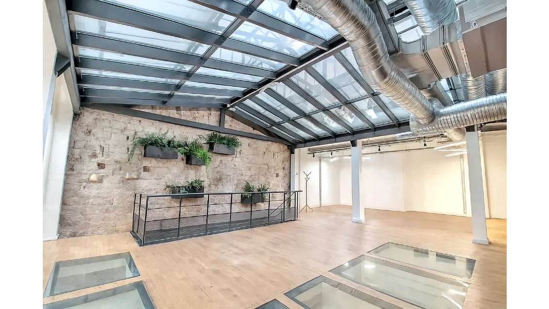 Vente magnifique bureau sous verrière à Paris 10e