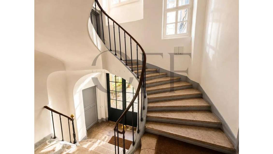 75006 PARIS - Bien atypique sur deux niveaux -