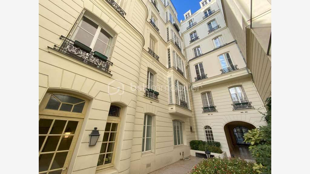 Vente local professionnel de 55m² à Paris 75008