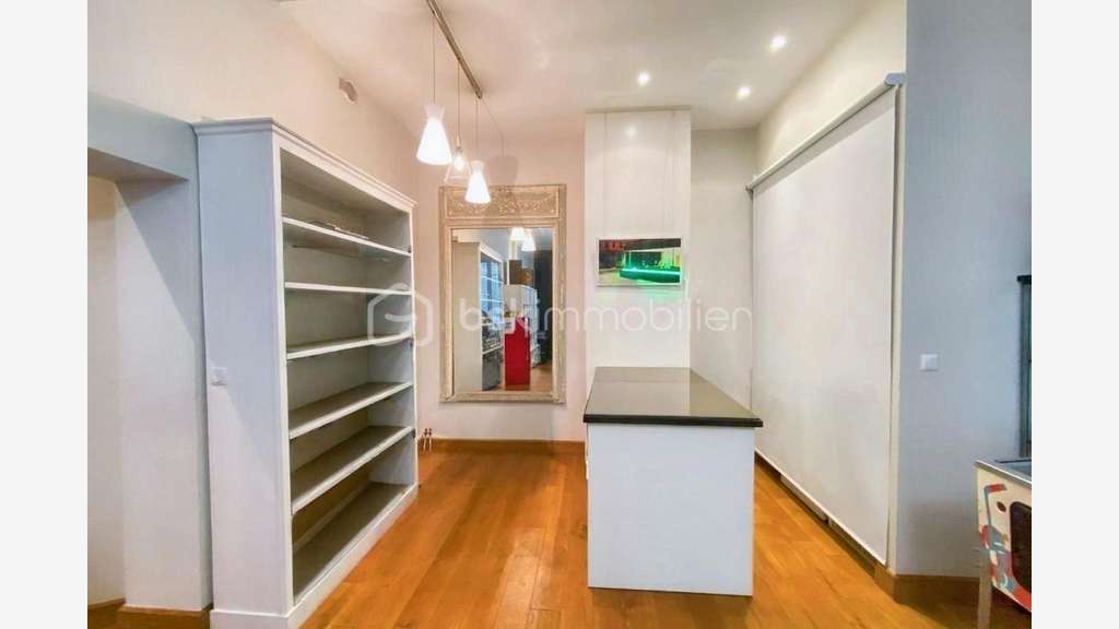 Vente local professionnel de 55m² à Paris 75008