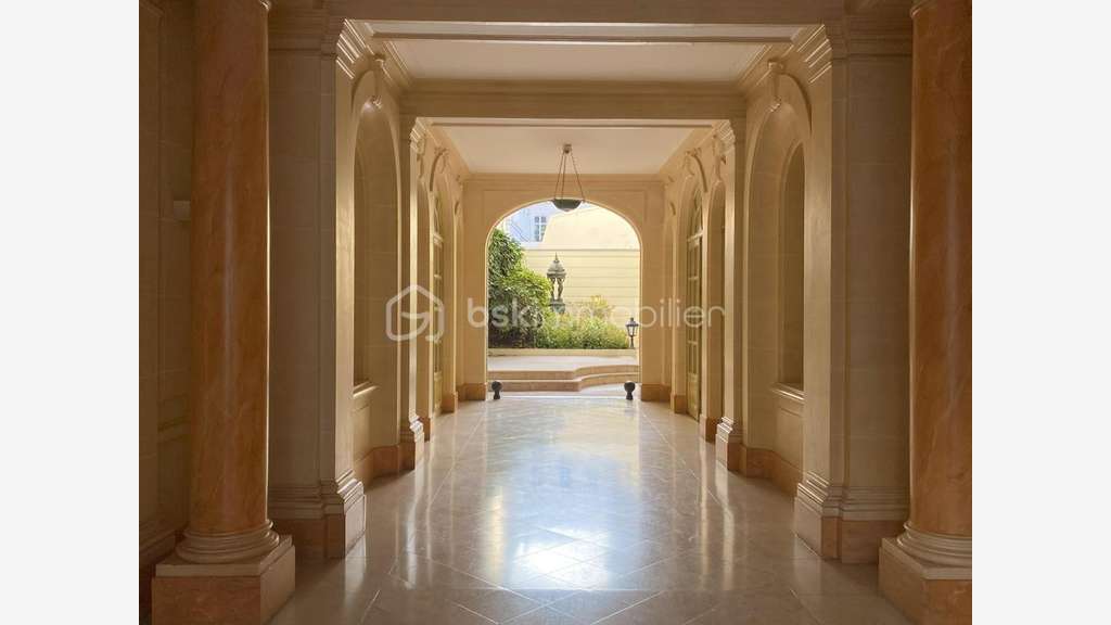 Vente local professionnel de 55m² à Paris 75008