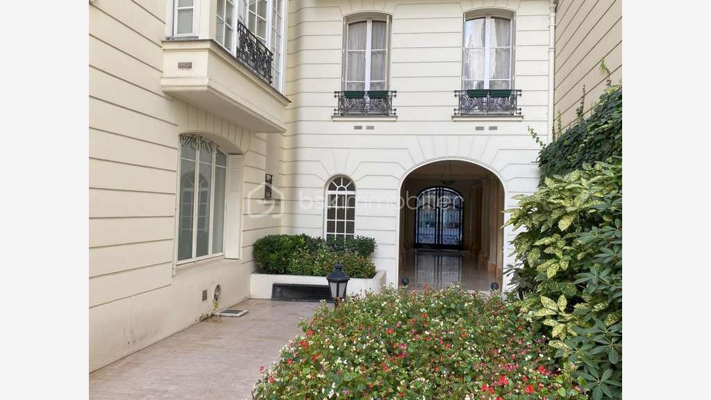 Vente local professionnel de 55m² à Paris 75008