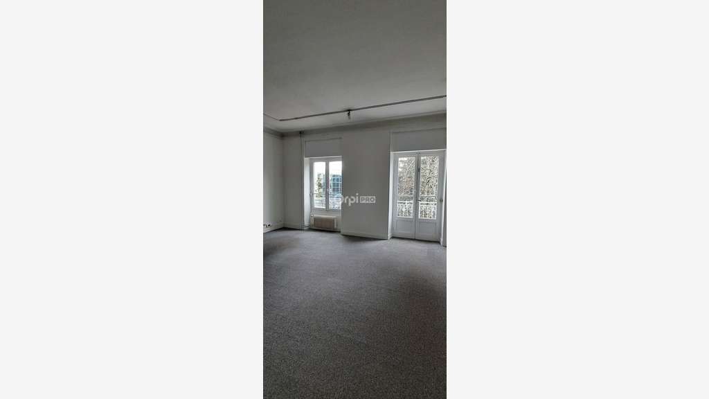 Vente bureaux de 600m² travaux à prévoir à Pau Est