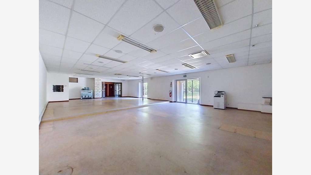 Maison en pierre avec bureaux et parkings