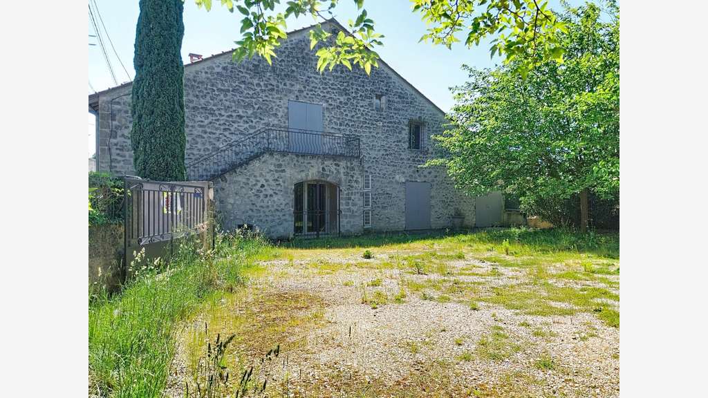 Maison en pierre avec bureaux et parkings