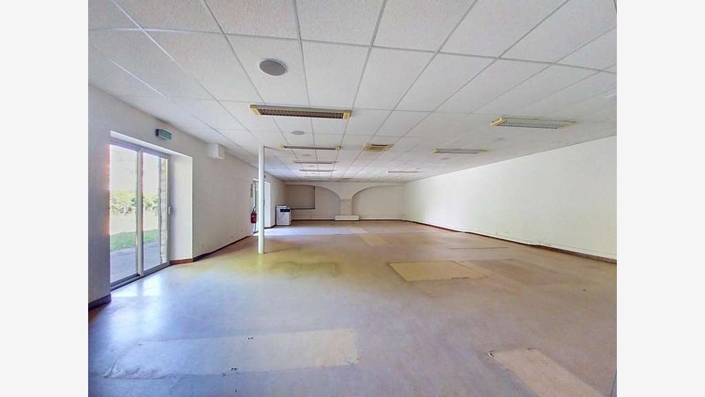 Maison en pierre avec bureaux et parkings