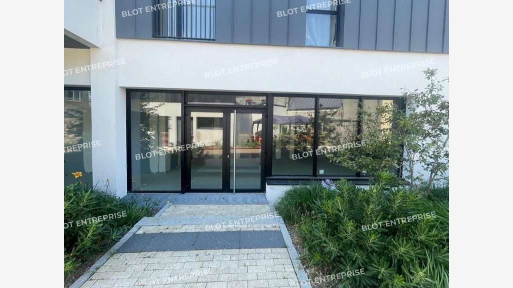 Cellule commerciale 162m² ERP 5 à louer à Plérin