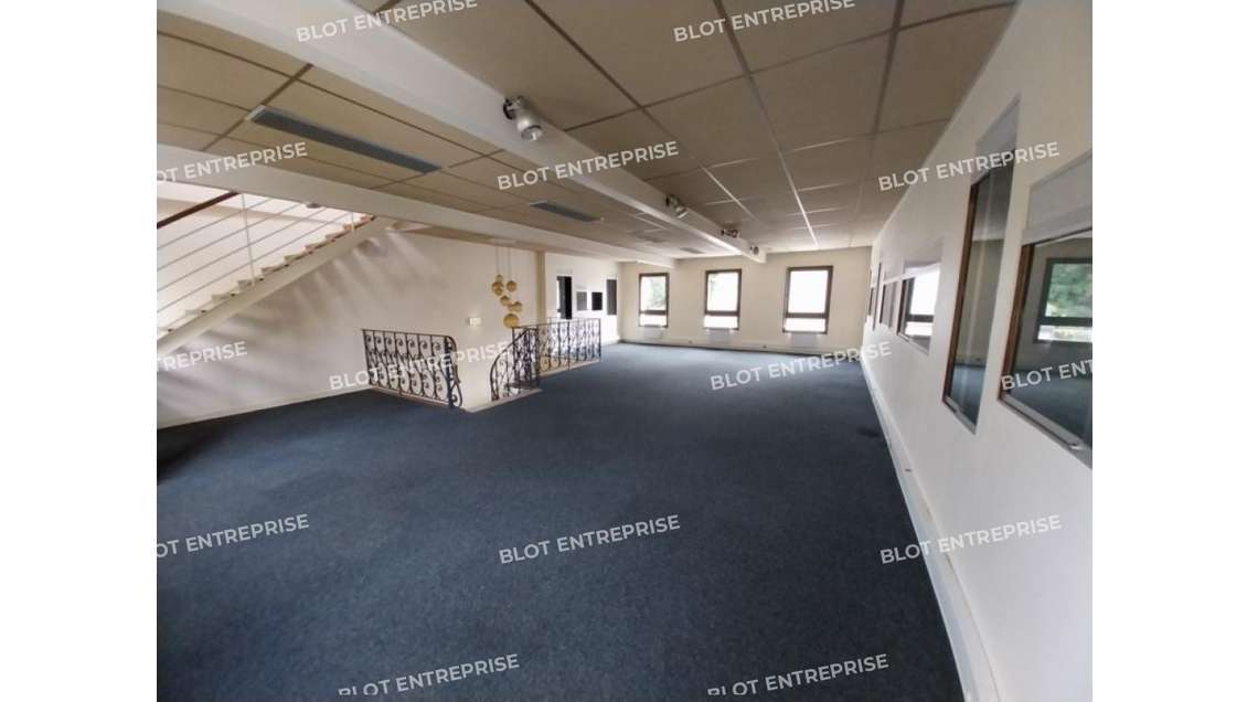 À VENDRE - LOCAUX PROFESSIONNELS 200 m² - PONTIVY