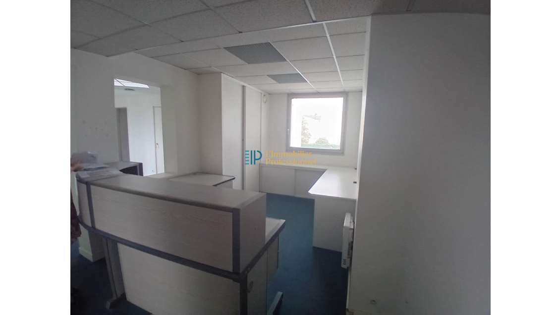 AV bureaux 260m² en zone commerciale de Quimper