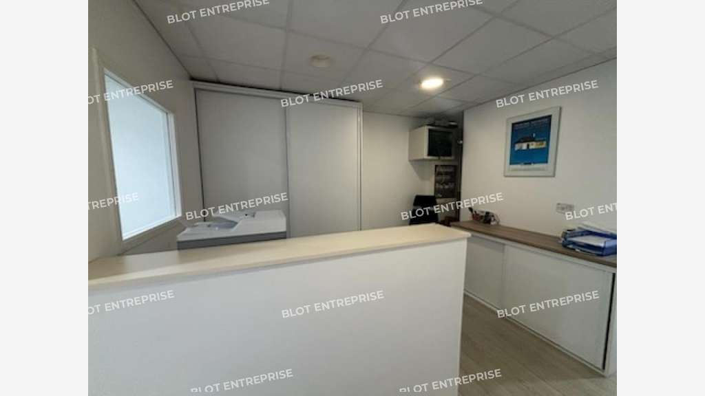 A vendre bureaux loués 72m² axe passant Quimper
