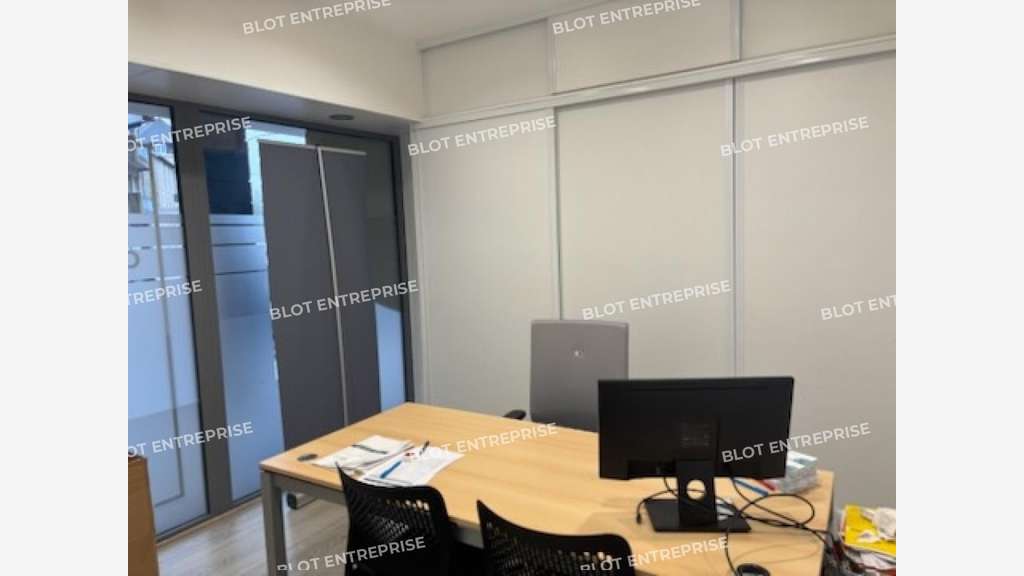 A vendre bureaux loués 72m² axe passant Quimper