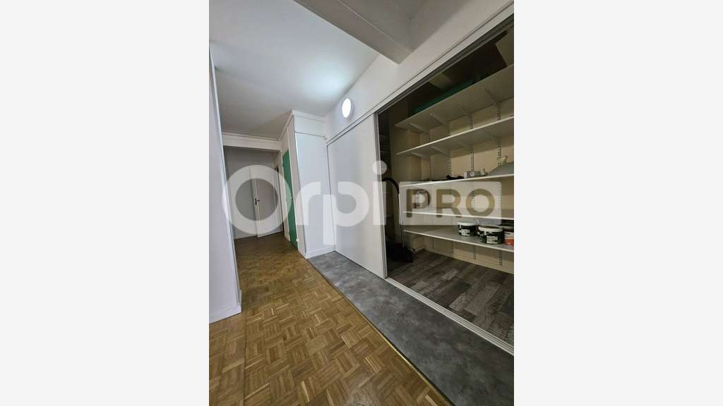 Bureau 80m² R+1 à vendre à Reims sect Av. de Paris
