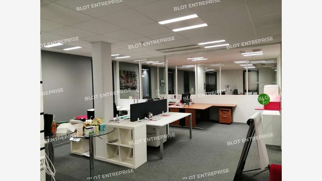 A vendre ou à louer bureaux 1810m² à Rennes 
