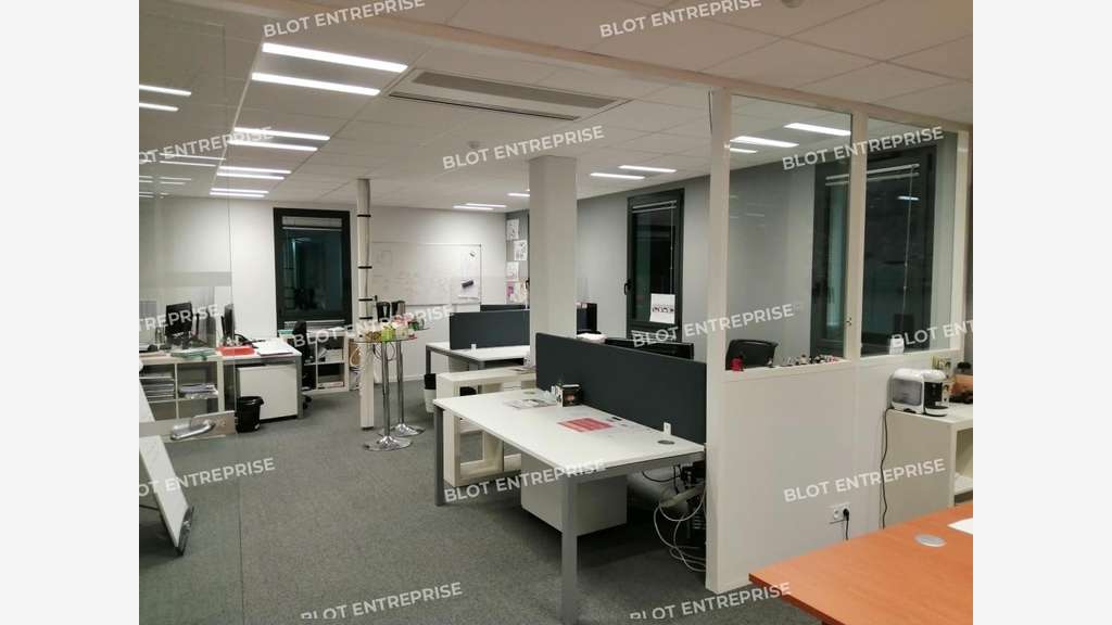 A vendre ou à louer bureaux 1810m² à Rennes 
