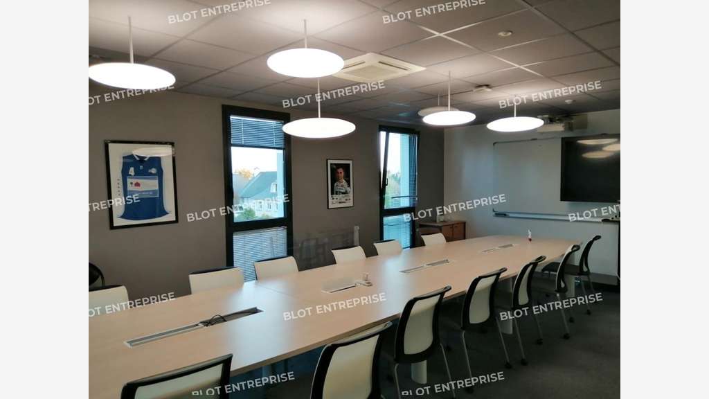 A vendre ou à louer bureaux 1810m² à Rennes 