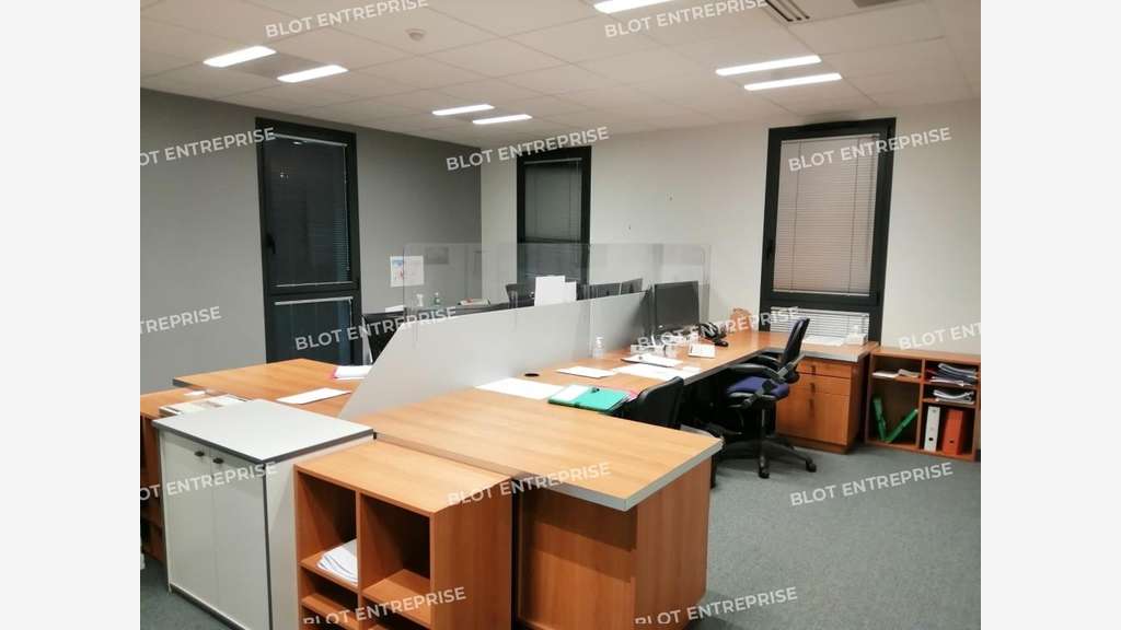A vendre ou à louer bureaux 1810m² à Rennes 