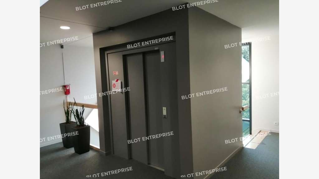 A vendre ou à louer bureaux 1810m² à Rennes 