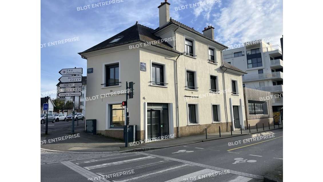 A LOUER - BUREAUX / LOCAL COMMERCIAL 230 M² - 