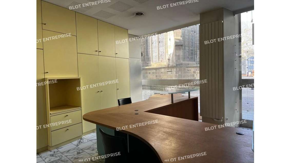 A vendre/louer bureaux vitrine 98m² à Saint-Brieuc