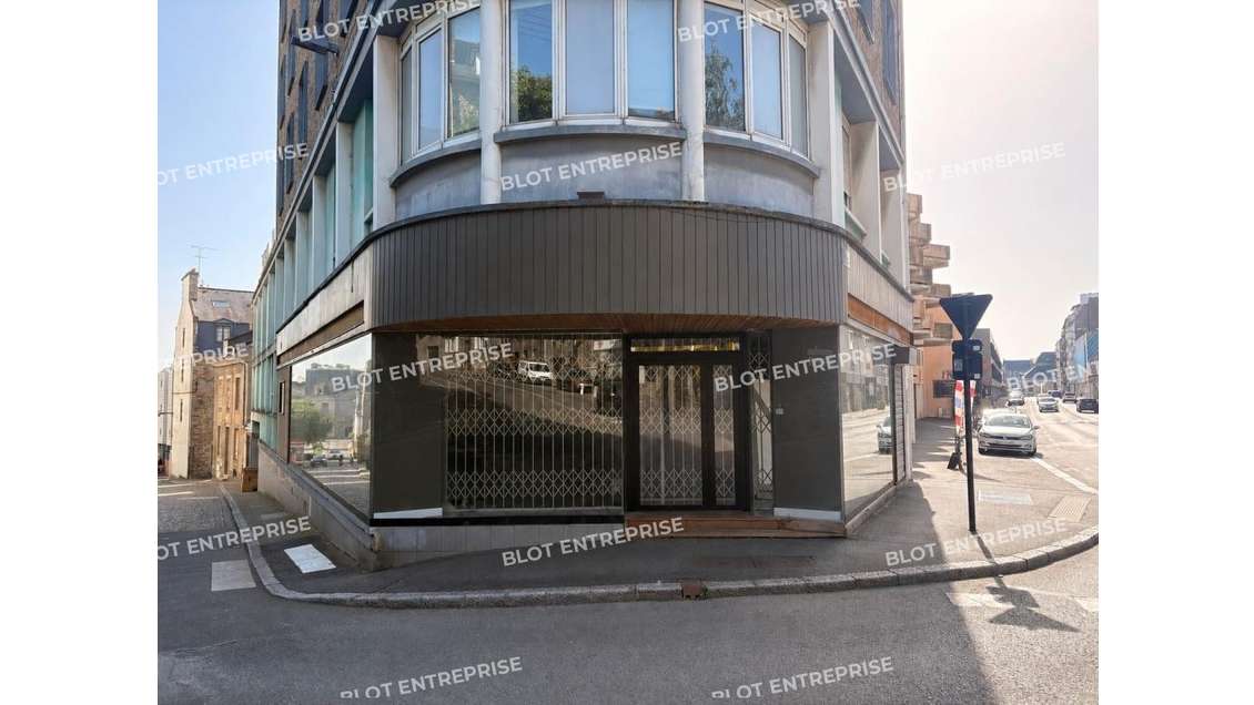 A VENDRE A LOUER - LOCAL COMMERCIAL 148 m² ST