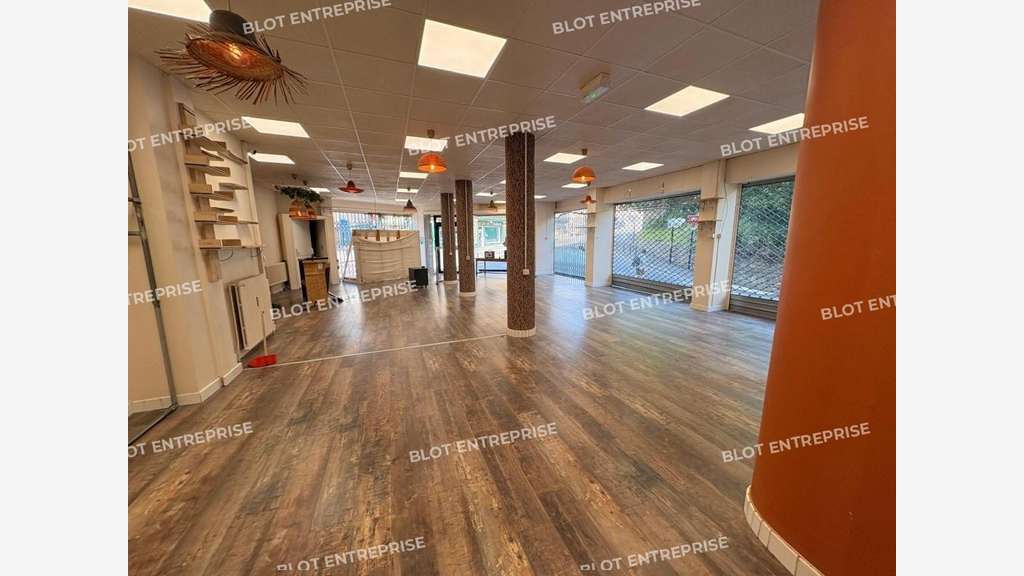 AV local commercial bureaux 148m² à Saint Brieuc