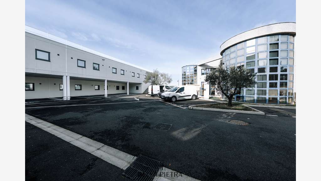 Vente bureau de 2294m² à Saint Clément de Rivière