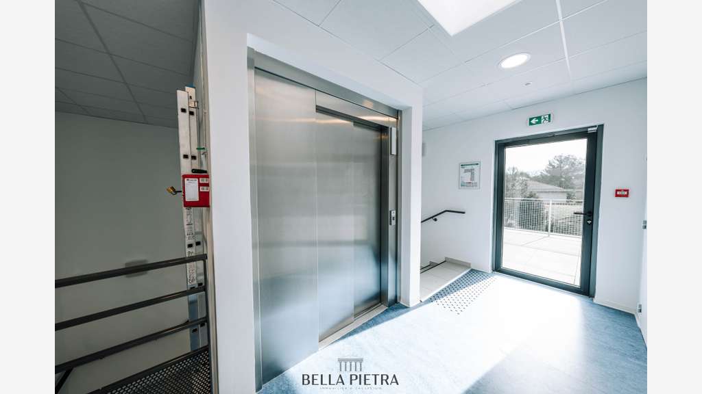 Vente bureau de 2294m² à Saint Clément de Rivière
