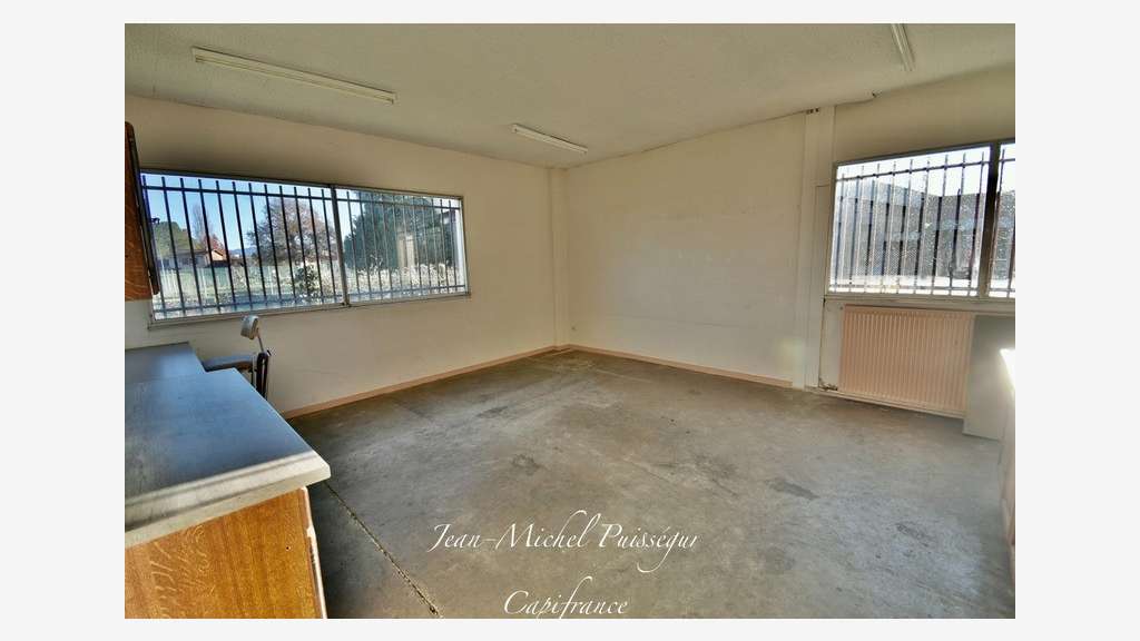 Entrepôts et bureaux 2400m² à vendre à St Gaudens
