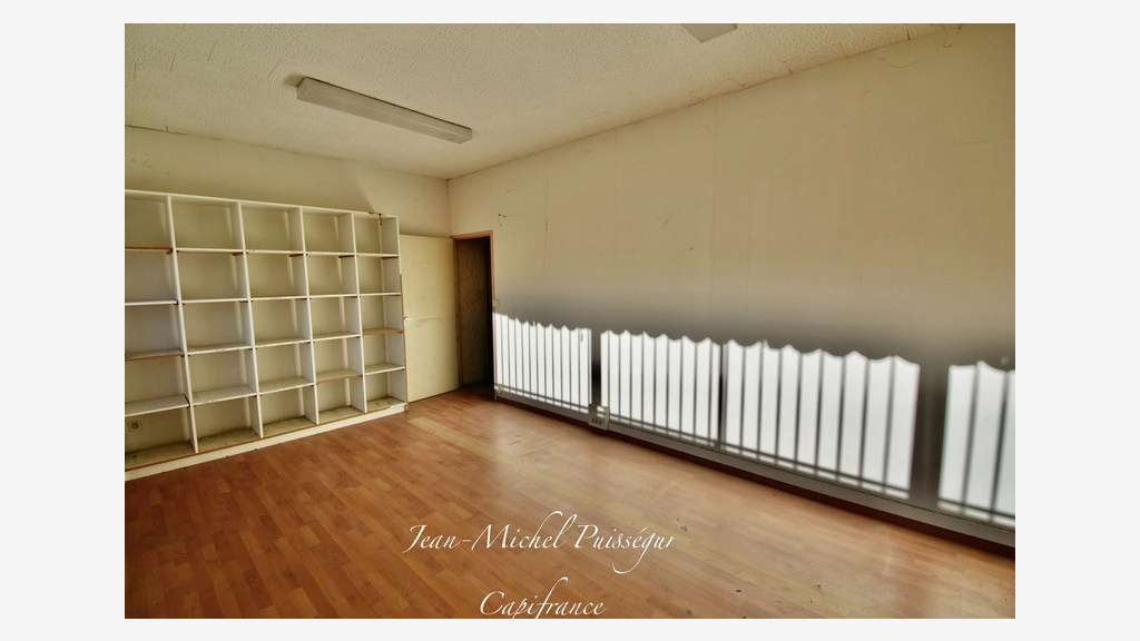Entrepôts et bureaux 2400m² à vendre à St Gaudens