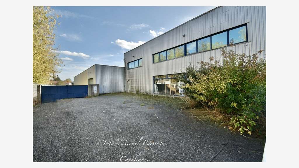 Entrepôts et bureaux 2400m² à vendre à St Gaudens