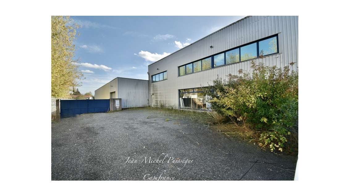 Entrepôts et bureaux 2400m² à vendre à St Gaudens