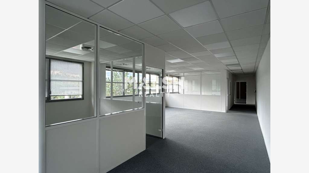 Bureaux à louer ou à vendre à Saint-Genis-Laval