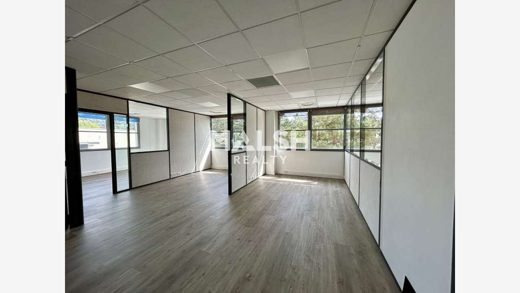 Bureaux à louer ou à vendre à Saint-Genis-Laval