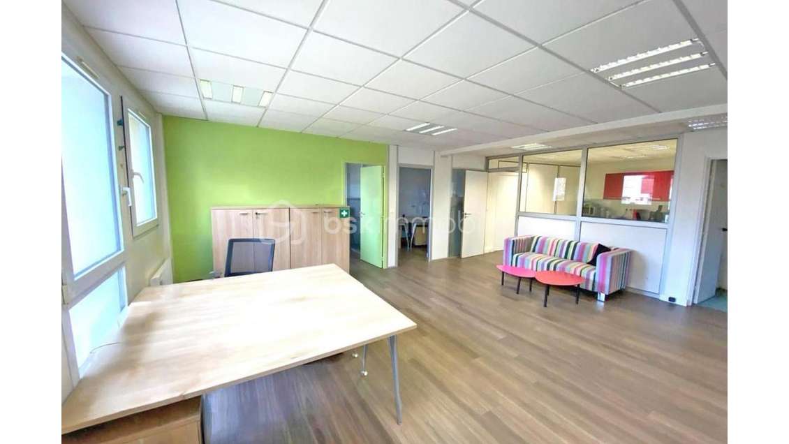 Bureaux récents 85m² meublés avec parking