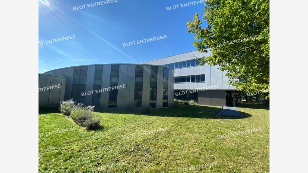 A vendre /A louer Bureaux 8 245m² à Saint-Herblain