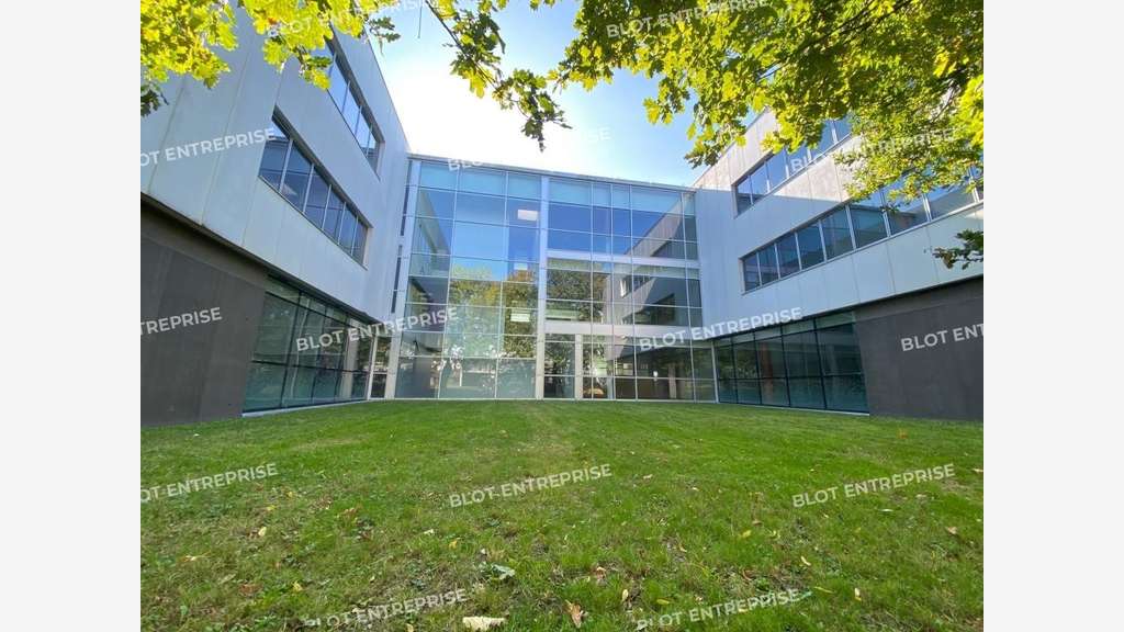 A vendre /A louer Bureaux 8 245m² à Saint-Herblain