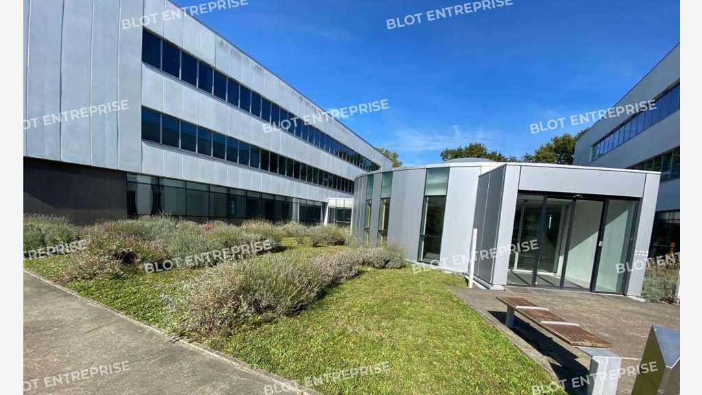A vendre /A louer Bureaux 8 245m² à Saint-Herblain