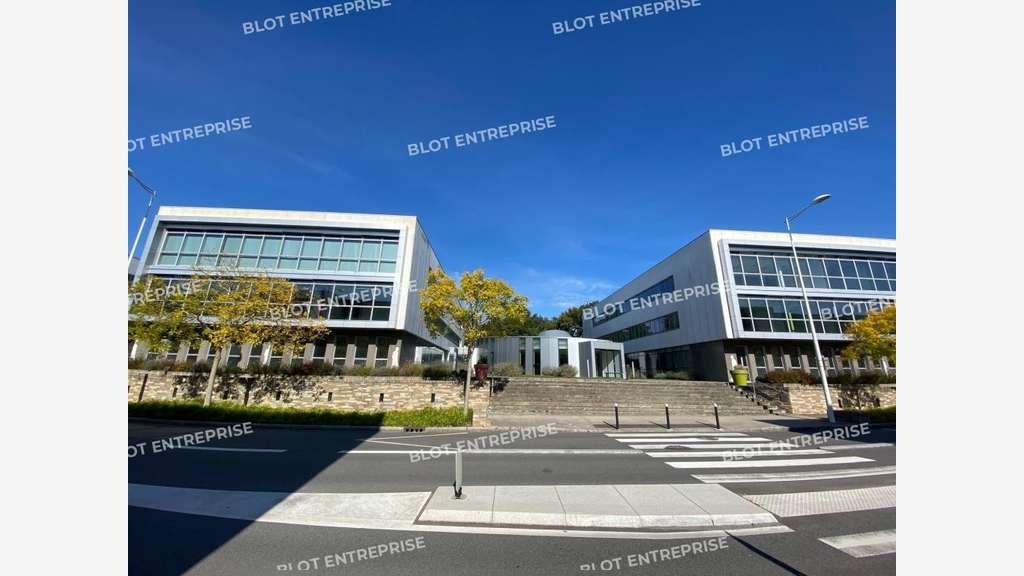 A vendre /A louer Bureaux 8 245m² à Saint-Herblain