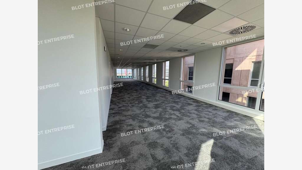 A vendre/a louer bureaux neufs 922m² la Courrouze